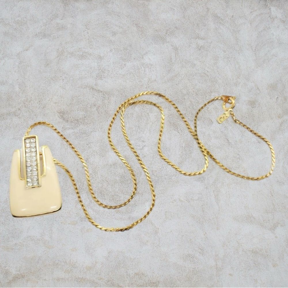 vintage goldtone necklace featuring a vintage rhinestone pendant 18"